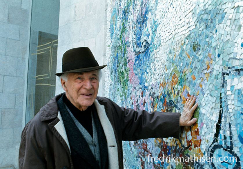 Marc Chagall เกิด 7 กรกฎาคม 2430 ในเมือง Liozne ใกล้ Vitebsk ในเบลารุสสมัยใหม่ในปี 1887 เขาเป็นศิลปินชาวรัสเซีย-ฝรั่งเศส-ยิว