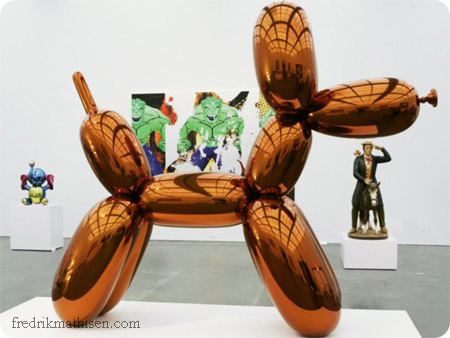 Jeff Koons  เจฟฟ์ คูนส์ จิตรกรชาวอเมริกัน, นักวาดภาพประกอบ, ประติมากร แรงบันดาลใจจากสิ่งของในชีวิตประจำวัน เช่น ของเล่นเด็ก ตัวการ์ตูน