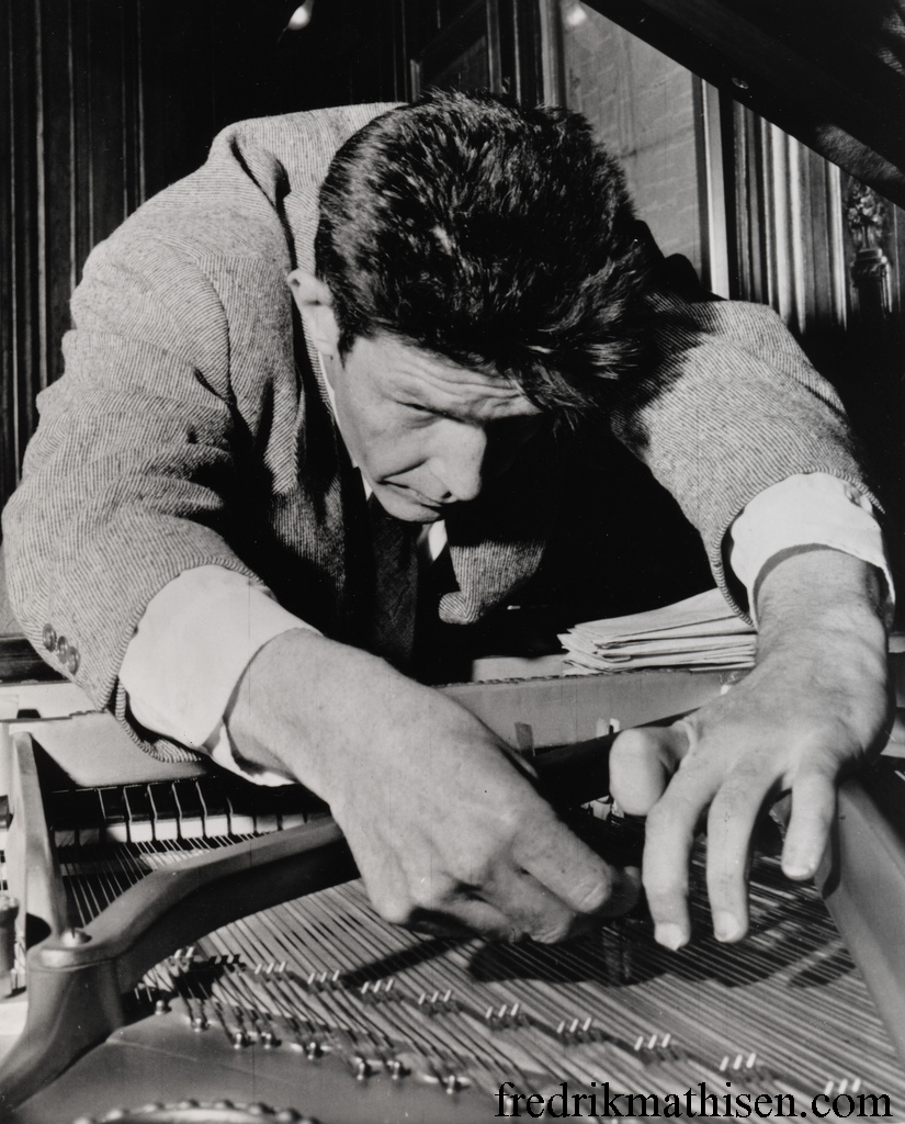 John Cage จอห์น เคจ นักแต่งเพลงแนวหน้าชาวอเมริกัน จอห์น เคจ (1912-1992) ทดลองกับธรรมชาติของเสียงและคิดค้นระบบใหม่ของโน้ตดนตรี