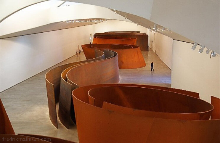 Richard Serra ริชาร์ด เซอร์ร่า ประติมากรชาวอเมริกันและศิลปินวิดีโอ เกิดในปี 1938 ในซานฟรานซิสโก ขณะทำงานในโรงถลุงเหล็ก