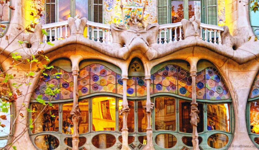 Antoni Gaudí สถาปนิกชาวสเปนในบาร์เซโลนา ซึ่งผลงานที่ลื่นไหลรับอิทธิพลอย่างมากลูกชายของช่างทองแดง อยู่ใน 1852 และเข้า